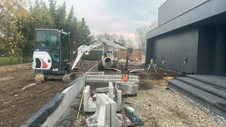 Prace przygotowujące teren do realizacji ogrodu w Katowicach